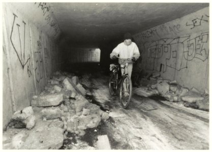 Puin in het voetgangers- en fietstunneltje onder de Westelijke Randweg tussen Haarlem Zuidwest en Aerdenhout