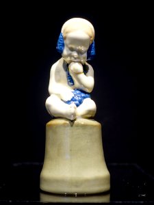 Putti by Ernst Riegel, 1907-1911, earthenware - Museum Künstlerkolonie Darmstadt - Mathildenhöhe - Darmstadt, Germany - DSC06165