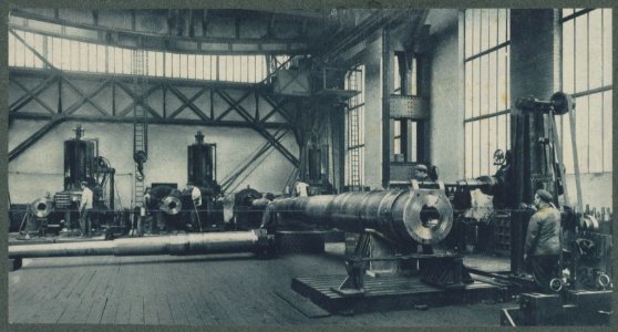 Putting the finishing touches to a big British gun., Bestanddeelnr 158-1814