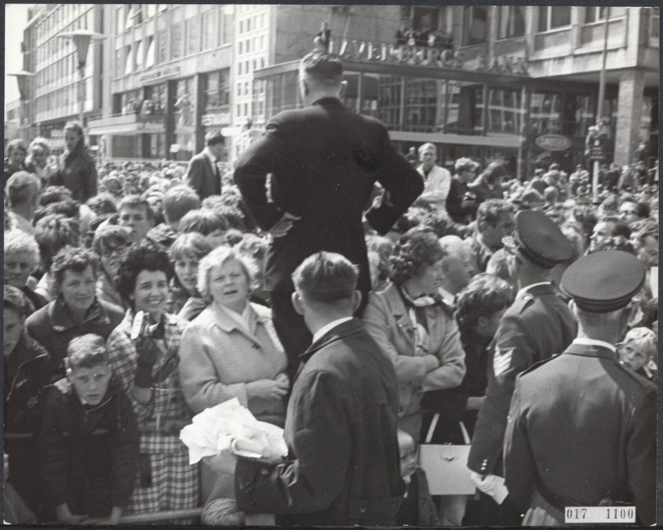 Publiek, protesten, bezoeken, Claus, prins, Bestanddeelnr 017-1100