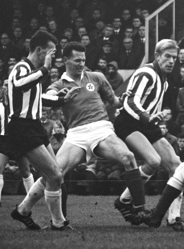 PSV tegen GVAV 2-2, aanval GVAV La Crois bij keeper Bal (PSV) geheel rechts Pijs, Bestanddeelnr 917-1828 (cropped)
