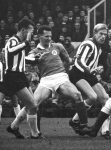 PSV tegen GVAV 2-2, aanval GVAV La Crois bij keeper Bal (PSV) geheel rechts Pijs, Bestanddeelnr 917-1828 (cropped)