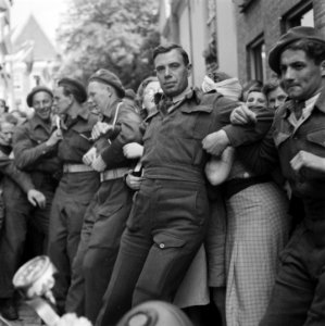 Publiek bij het Academiegebouw wordt in bedwang gehouden door militairen, Bestanddeelnr 900-7940