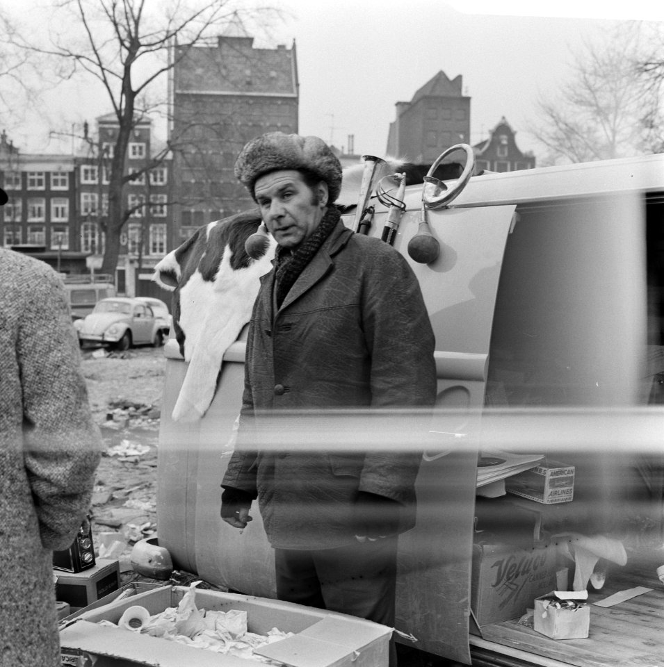 Publiek op Waterlooplein, Amsterdam, Bestanddeelnr 924-2888