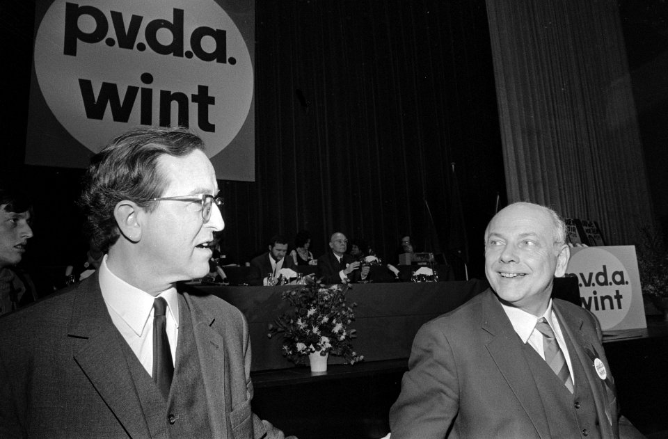 PvdA-congres in RAI, Amsterdam links Aarden, rechts Den Uyl, Bestanddeelnr 924-2379