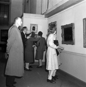 Publiek bekijkt de schilderijen, Bestanddeelnr 900-8729