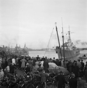Publiek aan de kade kijkt toe als de Kortenaer aanmeert., Bestanddeelnr 900-9791