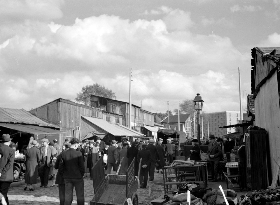 Publiek op een Marché des Puces in Parijs met houten keten waar tweedehands goed, Bestanddeelnr 254-5640