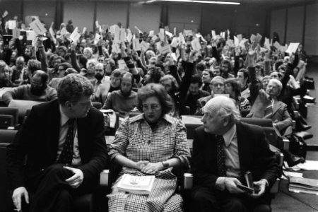 PvdA-congres in Amsterdam minister Duisenberg (l) in gesprek met Den Uyl , midd, Bestanddeelnr 928-9989