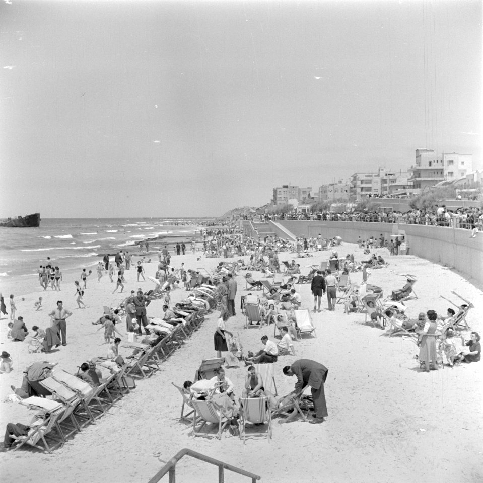 Publiek op het strand bij de strandboulevard van Tel Aviv met strandstoelen en e, Bestanddeelnr 255-1365