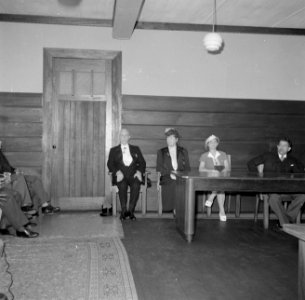Publiek, waaronder oud-interim-gouverneur Maarten de Niet en mevrouw Brons (midd, Bestanddeelnr 252-7052
