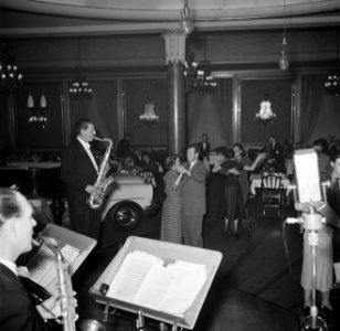 Publiek danst op live-muziek in restaurant Wivex waar een autoshow wordt gehoude, Bestanddeelnr 252-9158