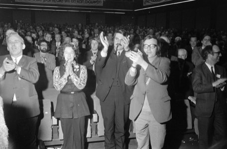 PvdA-Congres laatste dag, Amsterdam (midden) Van der Louw klapt, Bestanddeelnr 924-2463