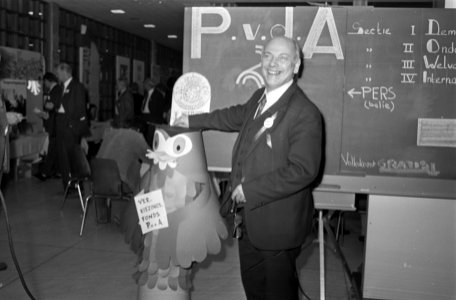 PvdA-Congres, Amsterdam Den Uyl doet geld in spaarpot uil, Bestanddeelnr 924-2427