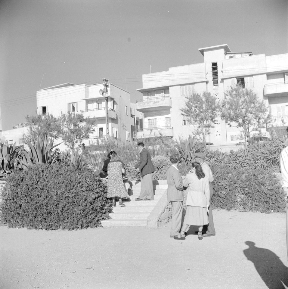Publiek aan de boulevard van Tel Aviv met zicht op flats, Bestanddeelnr 255-1357