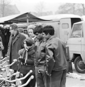 Publiek op Waterlooplein, Amsterdam, Bestanddeelnr 924-2904
