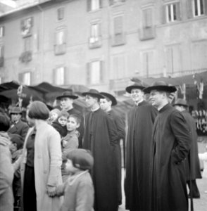 Publiek, waaroner geestelijken, op de Piazza Navona in Rome, Bestanddeelnr 254-5501