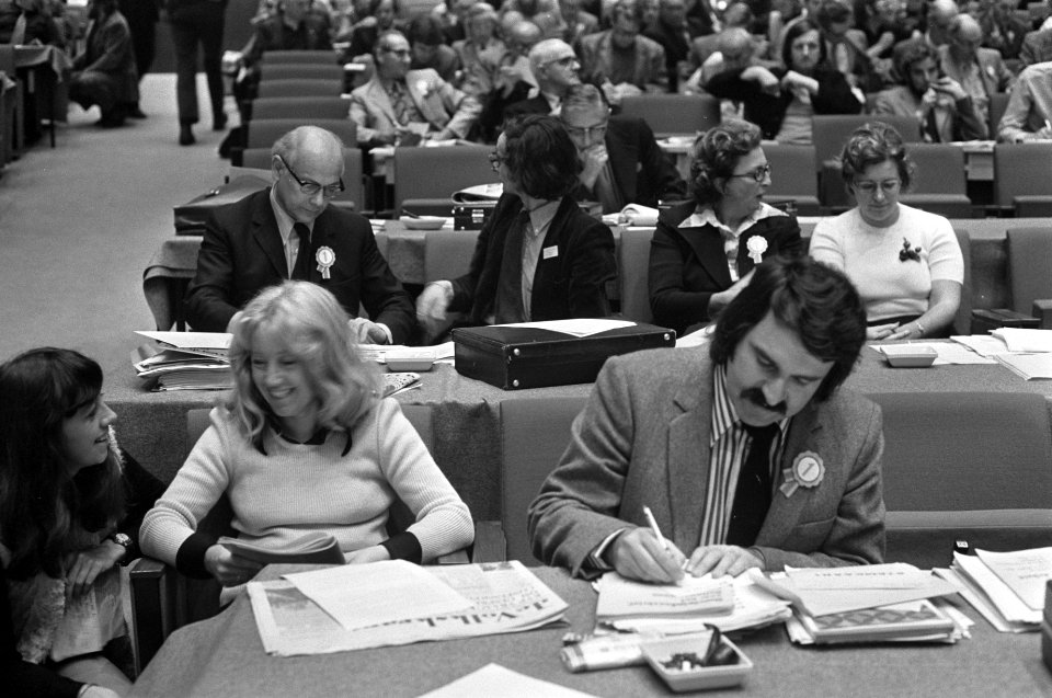PvdA-congres in Den Haag , Van der Louw en echtgenote, Bestanddeelnr 925-9331
