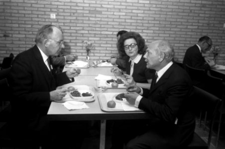 PVDA-congres in Groningen. Parijvoorzitter dr A. Vondeling en rechts drs. J. Den, Bestanddeelnr 923-1628