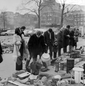 Publiek op Waterlooplein, Amsterdam, Bestanddeelnr 924-2891