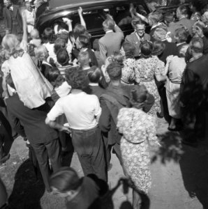 Publiek omringt de auto van koningin Wilhelmina, Bestanddeelnr 900-4323