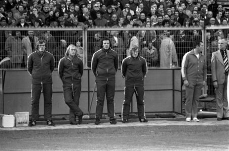 Publiek op tribune, op de voorgrond (reserve)spelers, Bestanddeelnr 926-8377