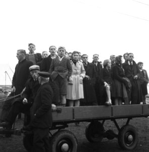 Publiek op open wagen, Bestanddeelnr 900-8520