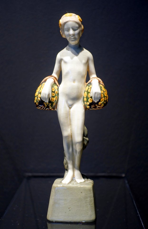 Putti by Ernst Riegel, 1907-1911, earthenware - Museum Künstlerkolonie Darmstadt - Mathildenhöhe - Darmstadt, Germany - DSC06167