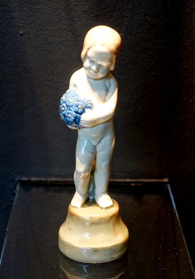 Putti by Ernst Riegel, 1907-1911, earthenware - Museum Künstlerkolonie Darmstadt - Mathildenhöhe - Darmstadt, Germany - DSC06179