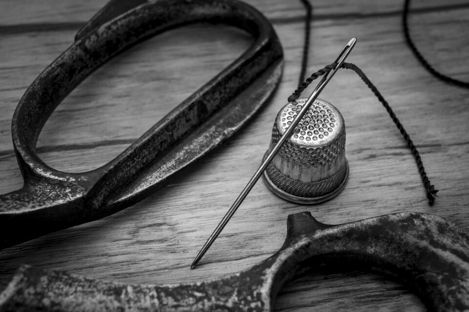 Sewing needle thimble