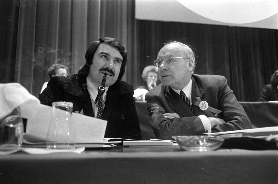 PvdA-congres in RAI, Amsterdam nr. 17, 18 (links) Van der Louw , (rechts) Vond, Bestanddeelnr 924-2387