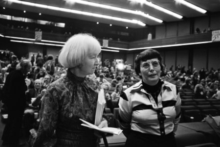 PvdA-congres in Amsterdam Vorrink (links) in gesprek met Ien van de Heuvel, Bestanddeelnr 928-9996