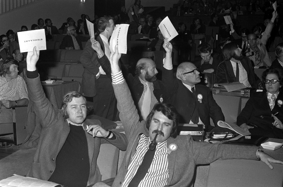PvdA-congres in Den Haag , stemming Marcel van Dam , Van der Louw , Laban en Den, Bestanddeelnr 925-9330