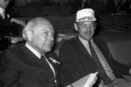 PvdA-congres in Den Haag , Den Uyl en De Gaay Fortman (met petje), Bestanddeelnr 925-9327