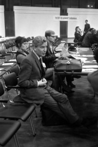 PVDA-congres in Groningen. Aan de bestuurstafel vooraan dr. A. Kloos (voorzitte…, Bestanddeelnr 923-1631