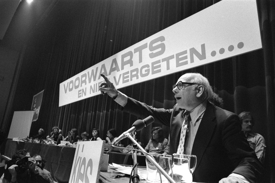 PvdA-congres in Amsterdam Den Uyl tijdens slotrede, Bestanddeelnr 929-0010