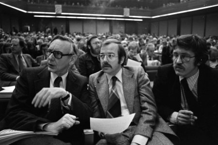 PvdA-congres in Amsterdam vlnr minister Van der Stoel , Ter Beek en Bram Pe, Bestanddeelnr 929-0007