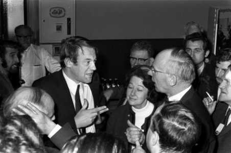 PVDA-congres tweede dag te Groningen. Links Van Mierlo (D66) in discussie met Vo, Bestanddeelnr 923-1677