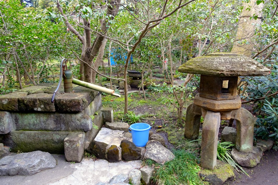 Pump and lantern - Hokai-ji - Kamakura, Kanagawa, Japan - DSC08451