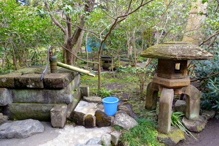 Pump and lantern - Hokai-ji - Kamakura, Kanagawa, Japan - DSC08451