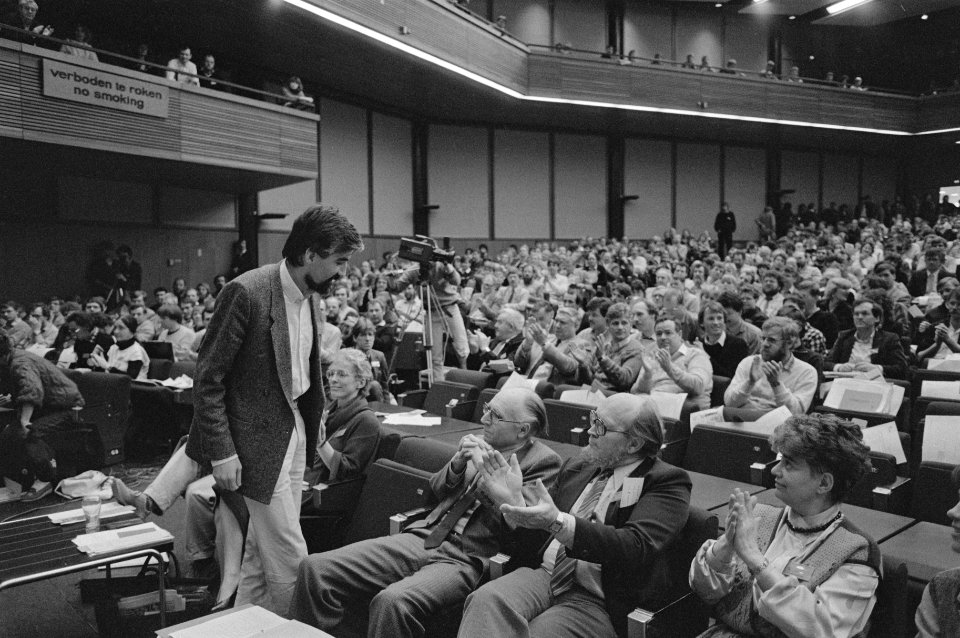 PvdA congres in de RAI in Amsterdam applaus van partijtop voor Max van de Berg , Bestanddeelnr 933-2904