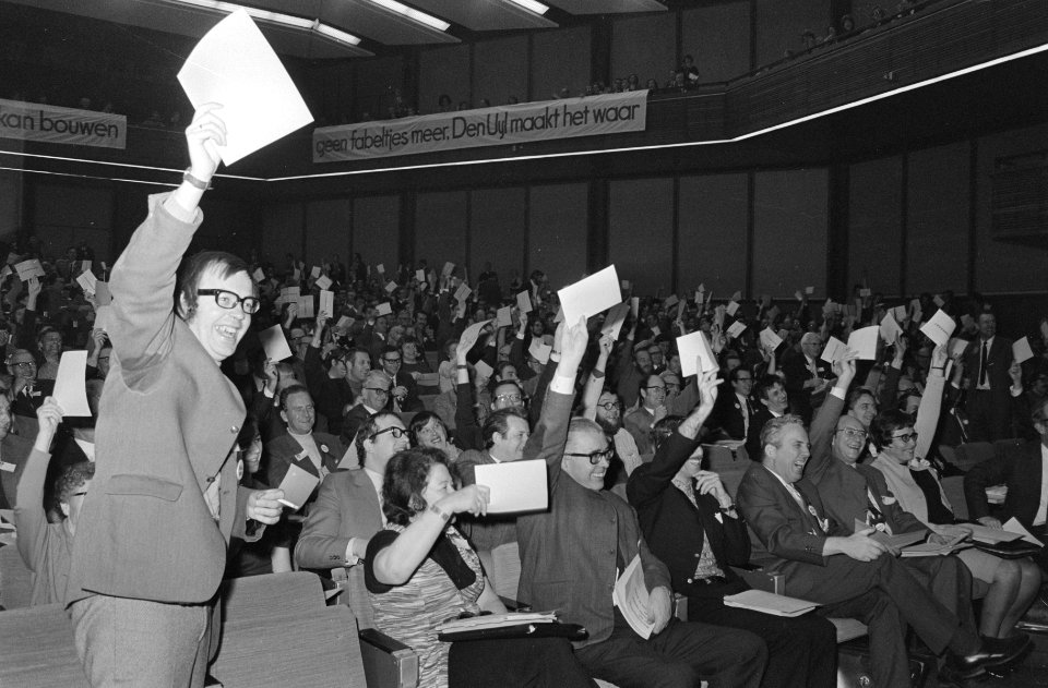 PvdA-Congres, Amsterdam stemming voor resolutie voor samenwerking met D66, PPR,, Bestanddeelnr 924-2428