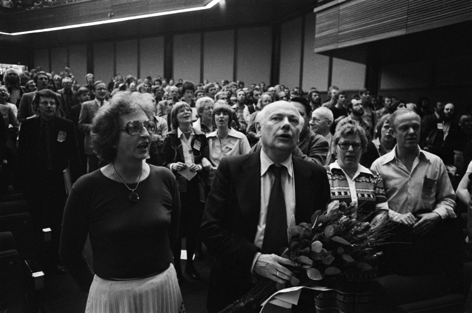 PvdA congres Den Uyl en vrouw in de bloemen, Bestanddeelnr 929-3929