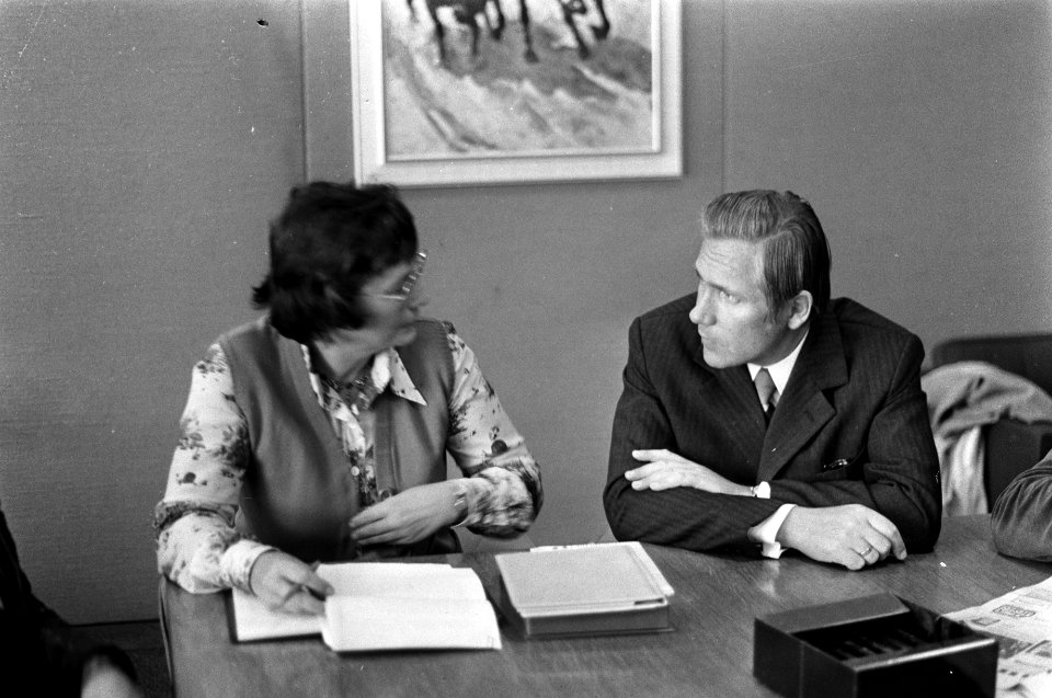 PvdA-delegatie op Schiphol terug uit DDR mevrouw I. van de Heuvel (voorzitster , Bestanddeelnr 928-1716