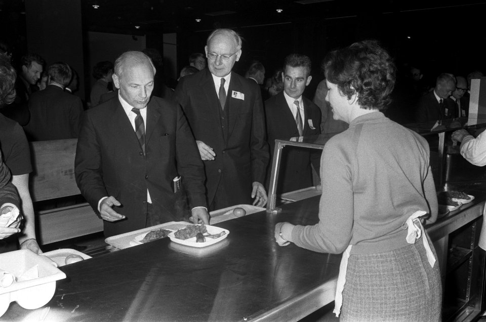 PVDA-congres in Groningen. Tijdens de lunch Joop den Uyl met achter hem Anne Vo, Bestanddeelnr 923-1632