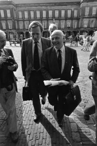 PvdA fractievoorzitter Joop den Uyl en D'66 fractievoorzitter Jan Terlouw lopend, Bestanddeelnr 931-6551