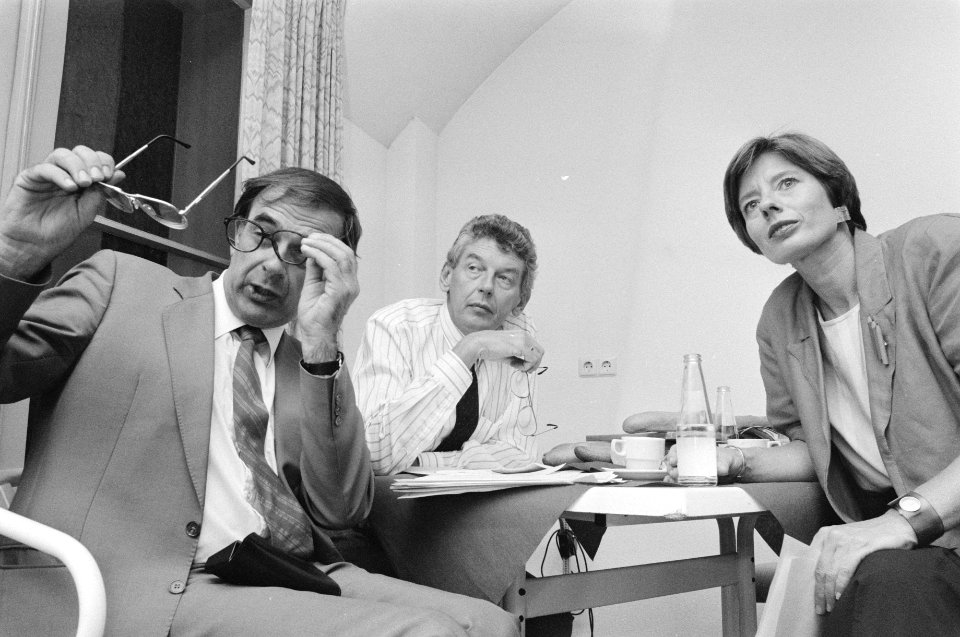 PvdA bijeen v.l.n.r. Jan Pronk, Wim Kok en Marjanne Sint kijken naar uitslagen, Bestanddeelnr 934-4962
