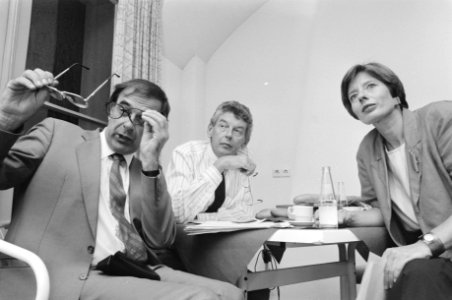 PvdA bijeen v.l.n.r. Jan Pronk, Wim Kok en Marjanne Sint kijken naar uitslagen, Bestanddeelnr 934-4962