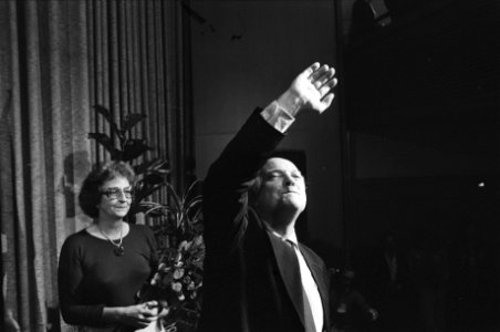 PvdA congres Den Uyl bedankt voor het applaus naast he zijn rouw Liesbeth, Bestanddeelnr 929-3928