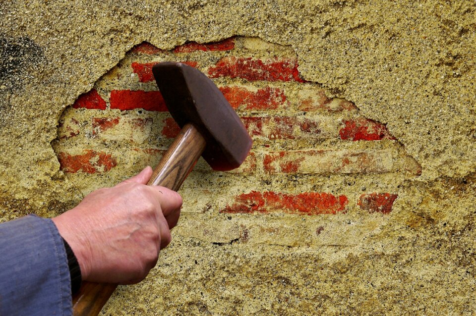 Symbolic bang on the plaster figure of speech